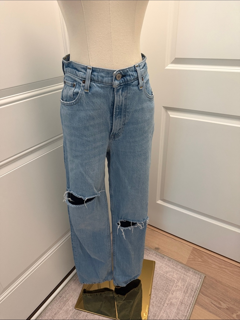 Abercrombie & Fitch Light 90’s straight ultra High Rise Distressed Jeans